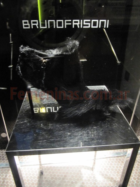 Bruno frisoni bota corta taco alto de cuero negra con piel