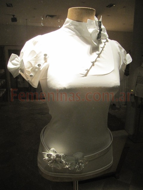 Anne fontaine camisa manga corta con mo¤o y botones forrados cuello con botones en diagonal mo¤o blanco negro