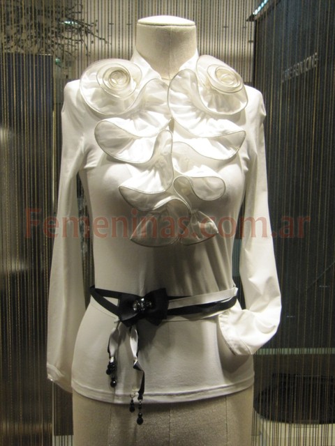 Anne fontaine remera blanca con cinturon cinta negra mo¤o cuello con volados y flor