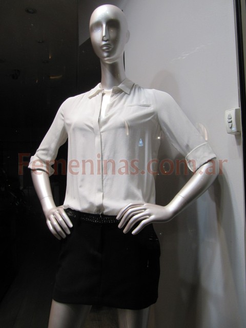 Maje camisa blanca seda con botones manga larga mini negra cinturon brilloso