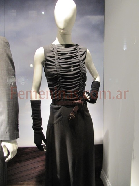 Aquascutum vestido largo negro fruncido al frente en el pecho cinturon cuero negro