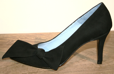 Mancora coleccion invierno 2011 zapato negro gamuza taco alto detalle moño al frente
