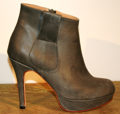 Mancora coleccion invierno 2011 zapato negro taco alto plataforma escondida