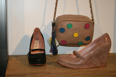 Mancora coleccion invierno 2011 zapatos taco chino con hebilla cartera cuero lunares colores con cadena