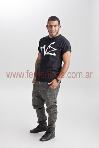 Carlos Tevez en la producción fotográfica de su nueva marca de indumentaria Tevez