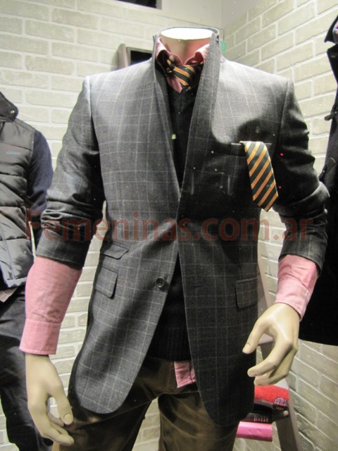 Arrow saco con botones gris a cuadros camisa rosa pulover lana gris escote V pantalon gris 