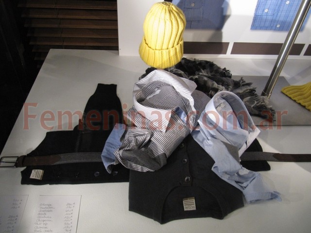 Victoire cinturon negro gorro lana amarillo camisas a rayas pantalon azul