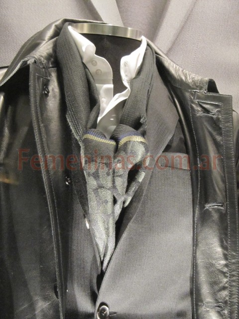 Gianfranco ferre camisa blanca saco de traje gris campera cuero negra pulover lana al cuello