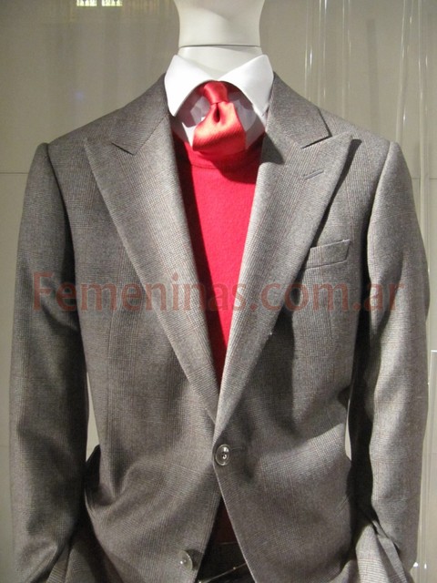 Gucci camisa blanca corbata colorada pulover rojo saco gris con botones