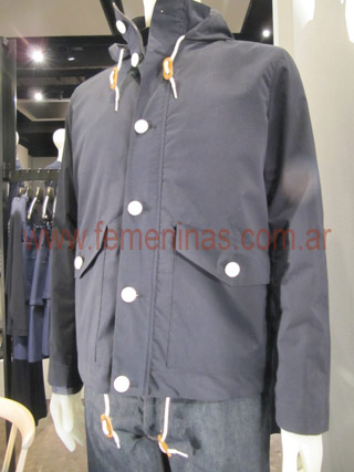 Esta temporada primavera verano 2012 observamos abrigos de moda masculinos como camperas de gabardina azul marino