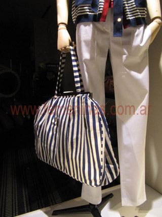 Se usan los maxi bolsos Tambien el estilo marinero como bolsos rayados en azul y blanco