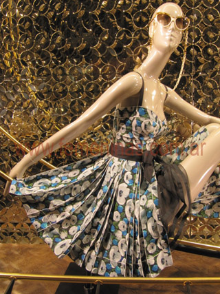 Diseñadores como Louis Vuitton proponen vestidos con estampas esta temporada