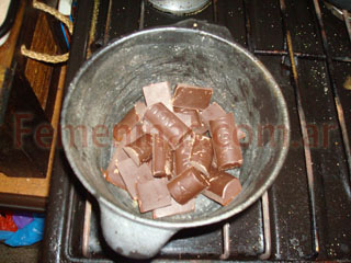 Calentar el chocolate con un chorro de leche