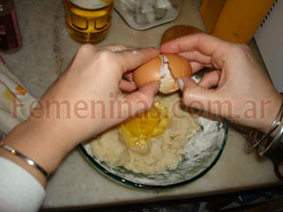 Por ultimo incorporar un huevo y mezclar todo hasta lograr una maza