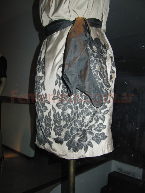 Vidrieras paris invierno 2011 adolfo dominguez falda seda manteca con flores y lazo negro