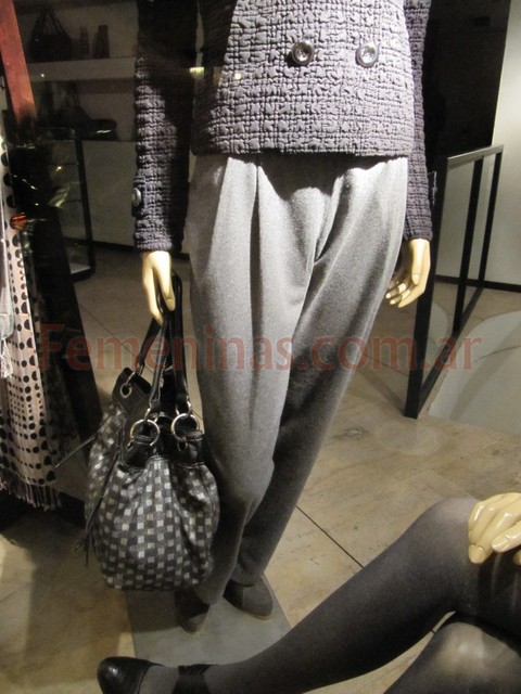 Vidrieras paris invierno 2011 adolfo dominguez pantalon de vestir femenino en color gris cartera negra