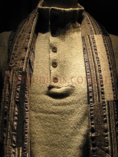 Vidrieras paris invierno 2011 adolfo dominguez polera de lana con botones grises