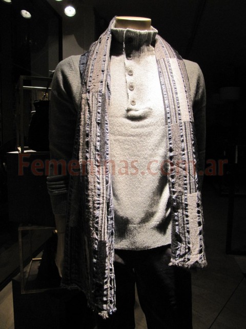 Vidrieras paris invierno 2011 adolfo dominguez pulover cuello alto de lana color gris perla chalina en tonos grises