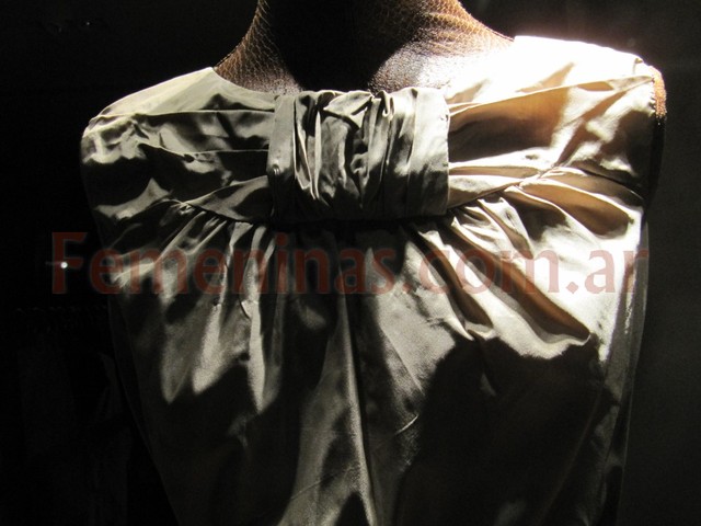 Vidrieras paris invierno 2011 adolfo dominguez vestido seda color manteca moño en el cuello