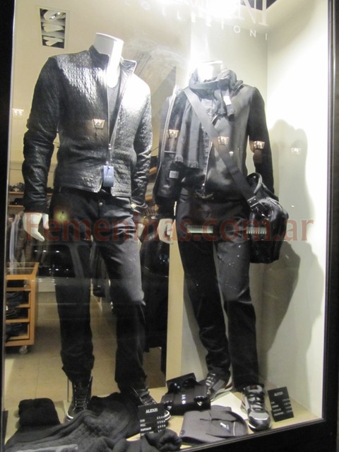 Vidrieras paris invierno 2011 alexis pantalon negro remera campera negra bolso cuero negro