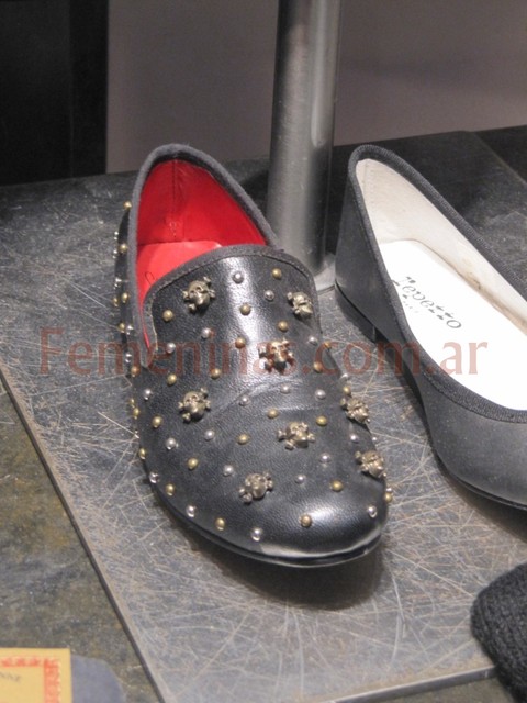 Vidrieras paris invierno 2011 allison zapato cerrado cuero negro con tachas calaberas