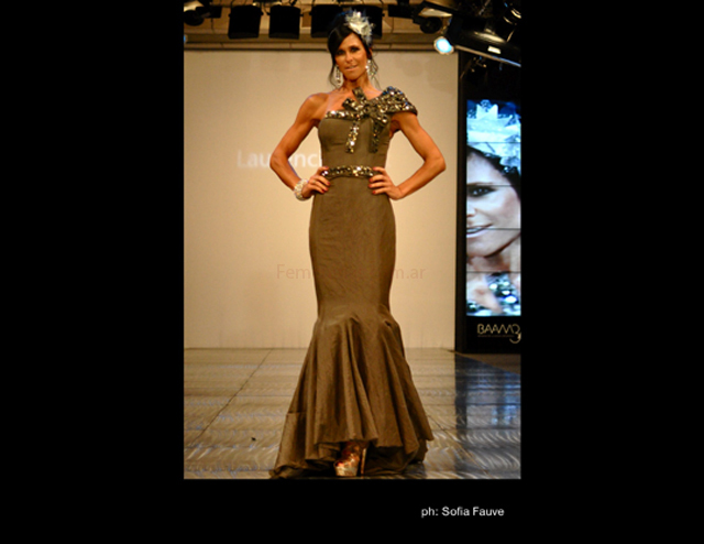Laurencio Adot coleccion 2011 vestido sirena color mostaza.jpeg