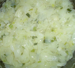 cocinando los ingredientes cebolla y verdeo