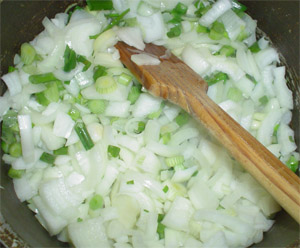 mezclando los ingredientes cebolla y verdeo