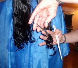 cortando puntas del cabello