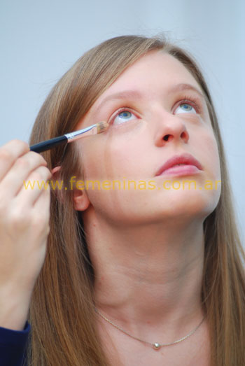 Aplicar corrector en lagrimal surco de la ojera debajo de pestañas inferiores en comisuras de nariz labios y en angulo externo del ojo como la modelo