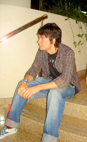 Gonzalo sentado en la escalera