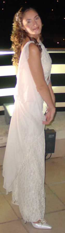 Vestido de novia, capa de gasa y zapatos