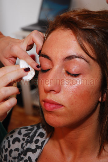 La maquilladora trabajando en el rostro de Natalia para crear un look en tonos tierra