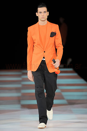 Pantalon negro saco y remera naranja Emporio  Armani