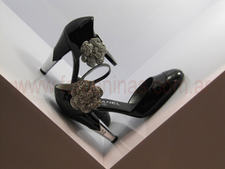 Zapatos charol negro con aplique de flor y taco de metal  Chanel