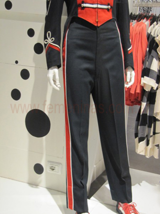 Pantalon negro con franjas rojas H&M