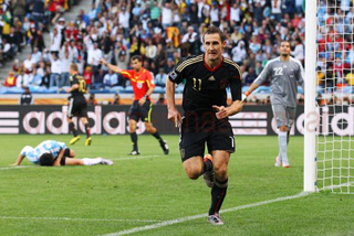  Miroslav Klose convirtió dos goles y fue una de las figuras de la cancha