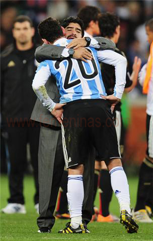 Maradona consuela a Maxi Rodriguez tras la derrota que dejó sin Mundial a la selección albiceleste