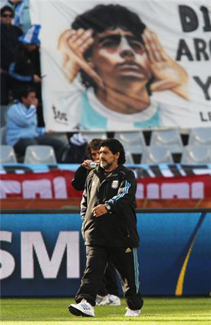Maradona en la previa salió al campo acompañado por el novio de Dalma