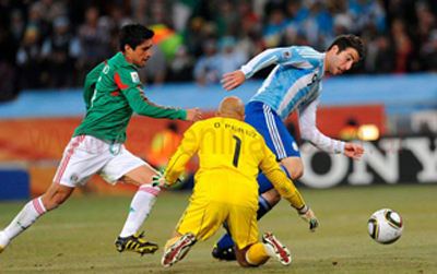El Pipita gambetea al conejo Pérez y se escapa para convertir su gol