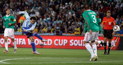 El remate de Carlitos que termina en el tercer gol argentino y el segundo en su cuenta personal