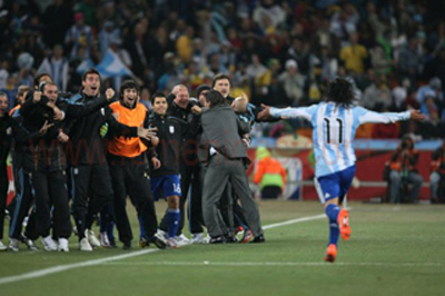 Carlitos corre para festejar su gol con el banco argentino