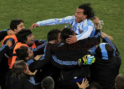 El festejo del tercer gol entre Tévez y el banco albiceleste
