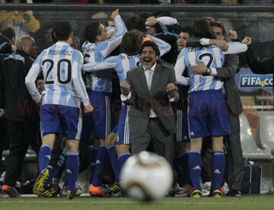 Diego Maradona celebra la victoria argentina