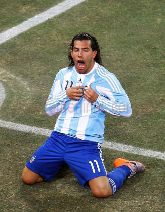 Tévez festeja el primer gol argentino