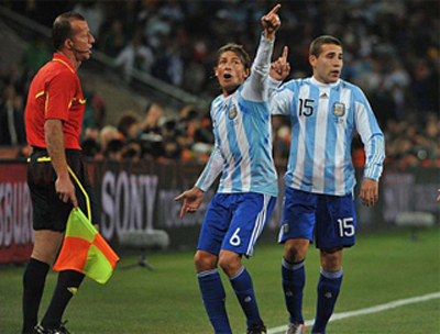 Heinze le señala la pantalla al línea para evitar que invalide el gol argentino