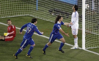 Martin Demichelis junto a Diego Milito en el primer gol argentino