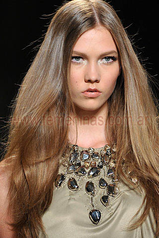 Peinado verano 2010 cabello largo Donna Karan