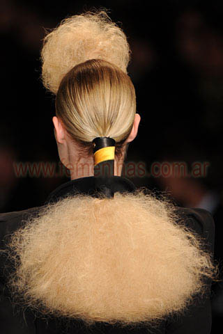 Peinado verano 2010 recogido afro Louis Vuitton