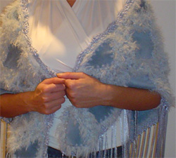 Poncho artesanal de gamuza celeste y lana